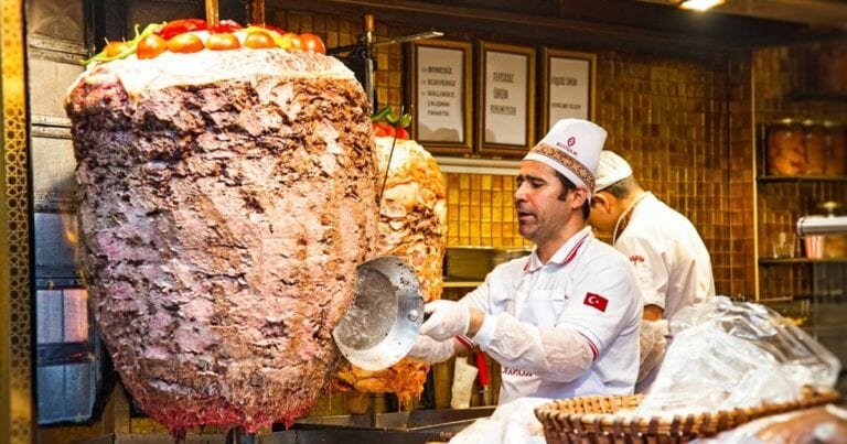 11 mâncăruri stradale autentice pe care oamenii le mănâncă în întreaga lume