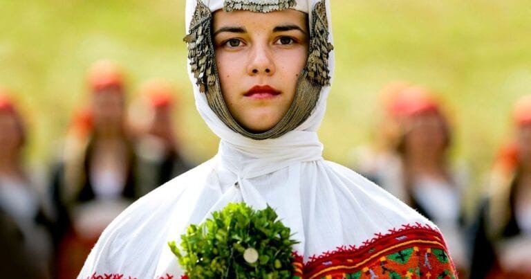 20 de imagini cu cele mai uimitoare rochii de mireasă din întreaga lume